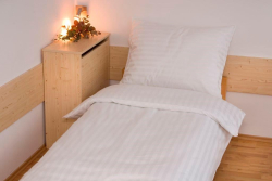 Povlak Atlas Gradl  30x40cm Bílý - česaný 145g/m2, proužek 2cm - Zapínání zipový uzávěr